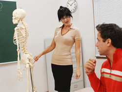 La professoressa di anatomia Lake Russel fa la civetta con lo studente