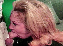 Una bionda Teri Weigel prova il gola profonda