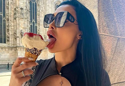 Aletta Ocean assapora il buonissimo gelato italiano nei pressi del Duomo di Milano