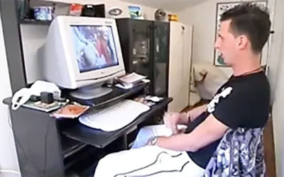 Mamma italiana sorprende il figlio a masturbarsi