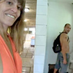 MILF nei bagni pubblici di un'area di sosta cerca un maschione
