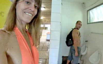 MILF nei bagni pubblici di un’area di sosta cerca un maschione