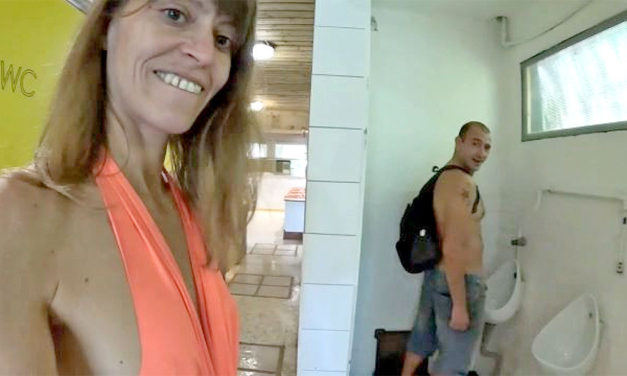 MILF nei bagni pubblici di un’area di sosta cerca un maschione
